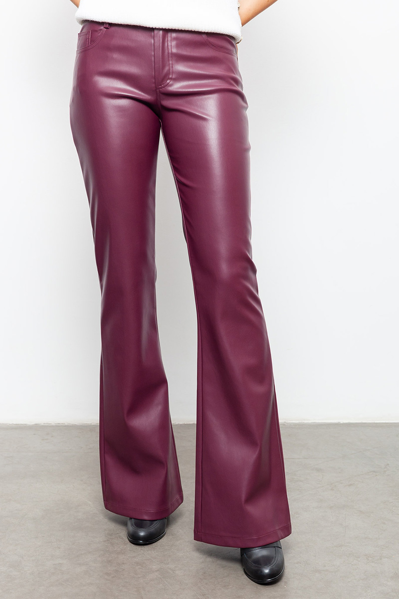 брюки кожаные женские тренд 2024 винного цвета